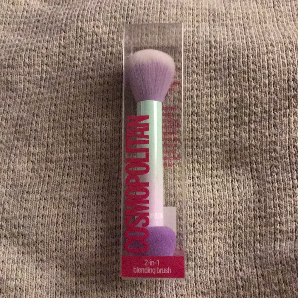 Brand new, 2 in 1 blending brush